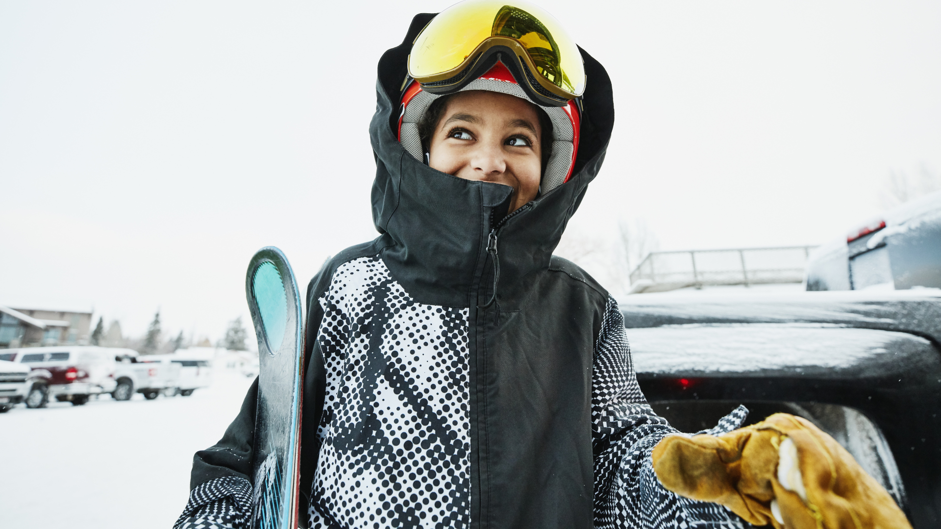 Una mujer sonríe en una estación de esquí mientras se prepara para esquiar