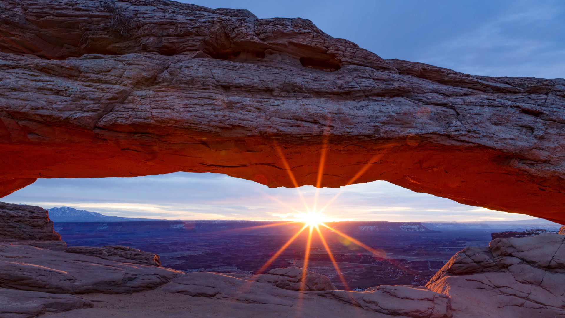 El sol asomándose a través de Mesa Arch en Moab