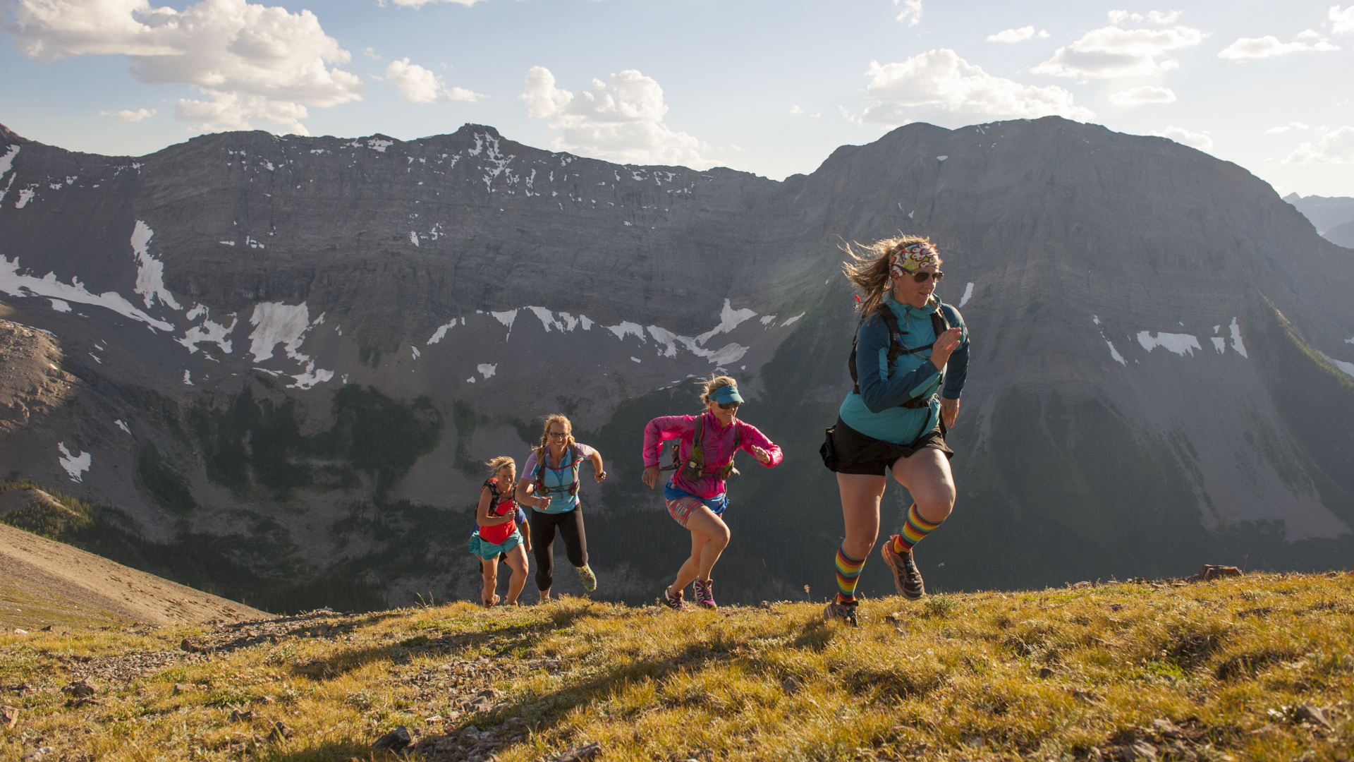 Un grupo de mujeres recorre una montaña empinada