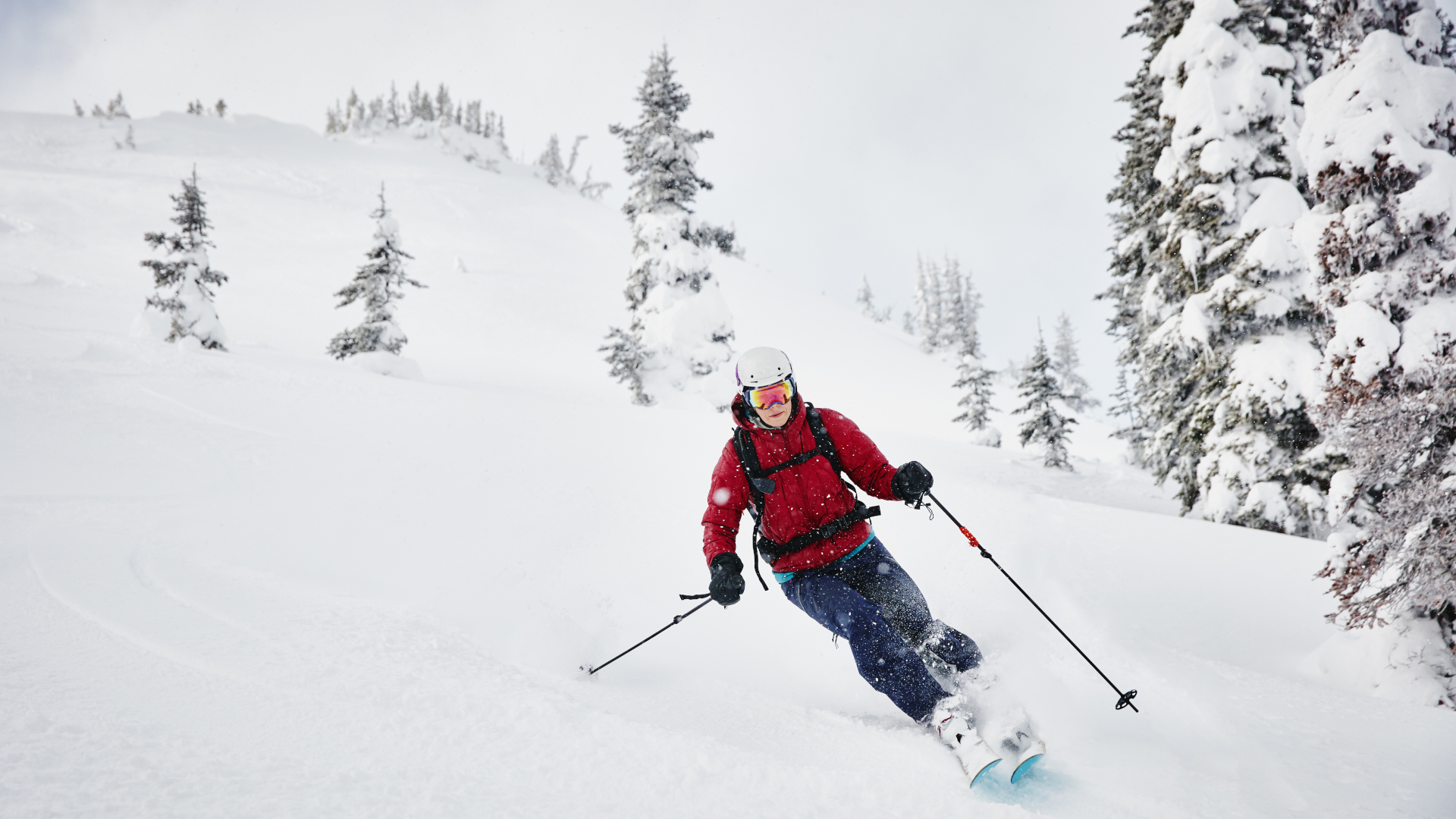 Un esquiador con una chaqueta roja en el campo