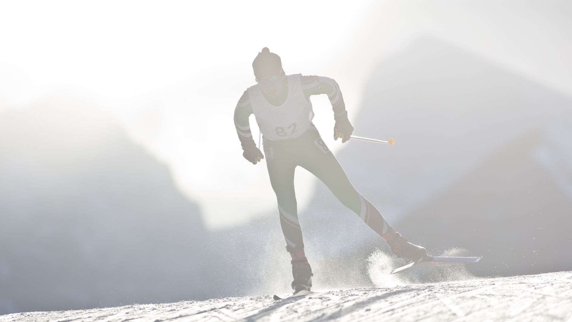 Un hombre patinando esquiando en una competición