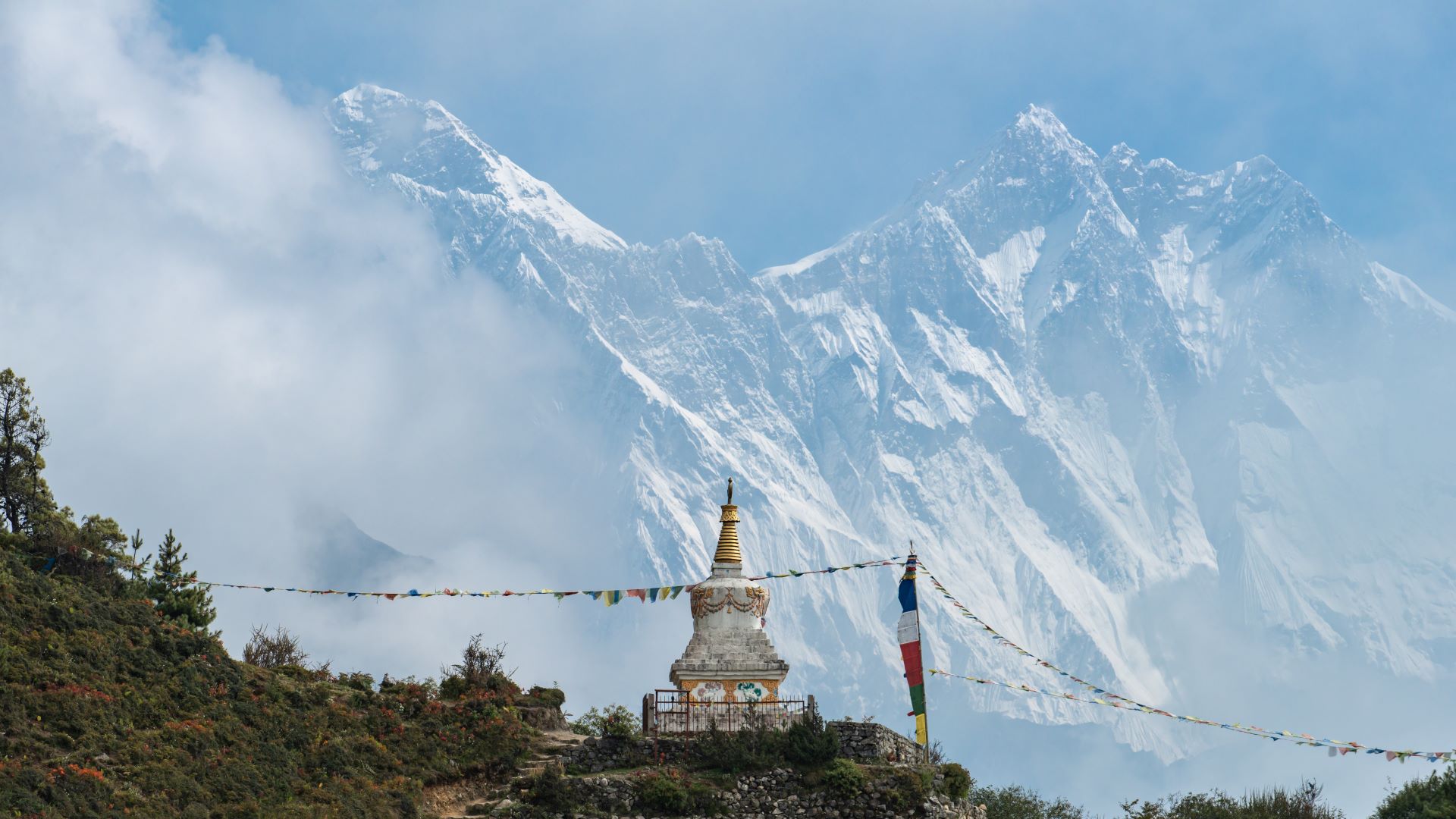 Estatua de Tengzing Norgay con el Everest y el Lhotse al fondo