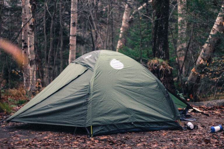 Cómo acampar bajo la lluvia: diez consejos para condiciones húmedas€
€