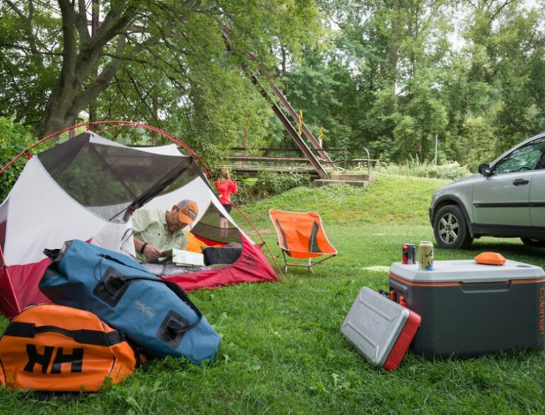 Cómo acampar en tu coche: 6 consejos para acampar sobre ruedas€
€