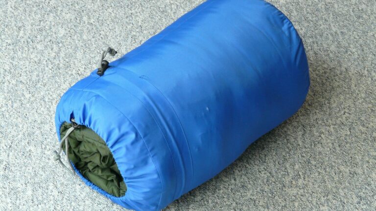 ¿Cómo lavar un saco de dormir decathlon?