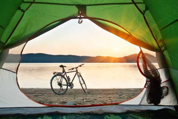 Cómo mantenerse fresco mientras acampa: 10 consejos para combatir el calor al acampar en verano€
€